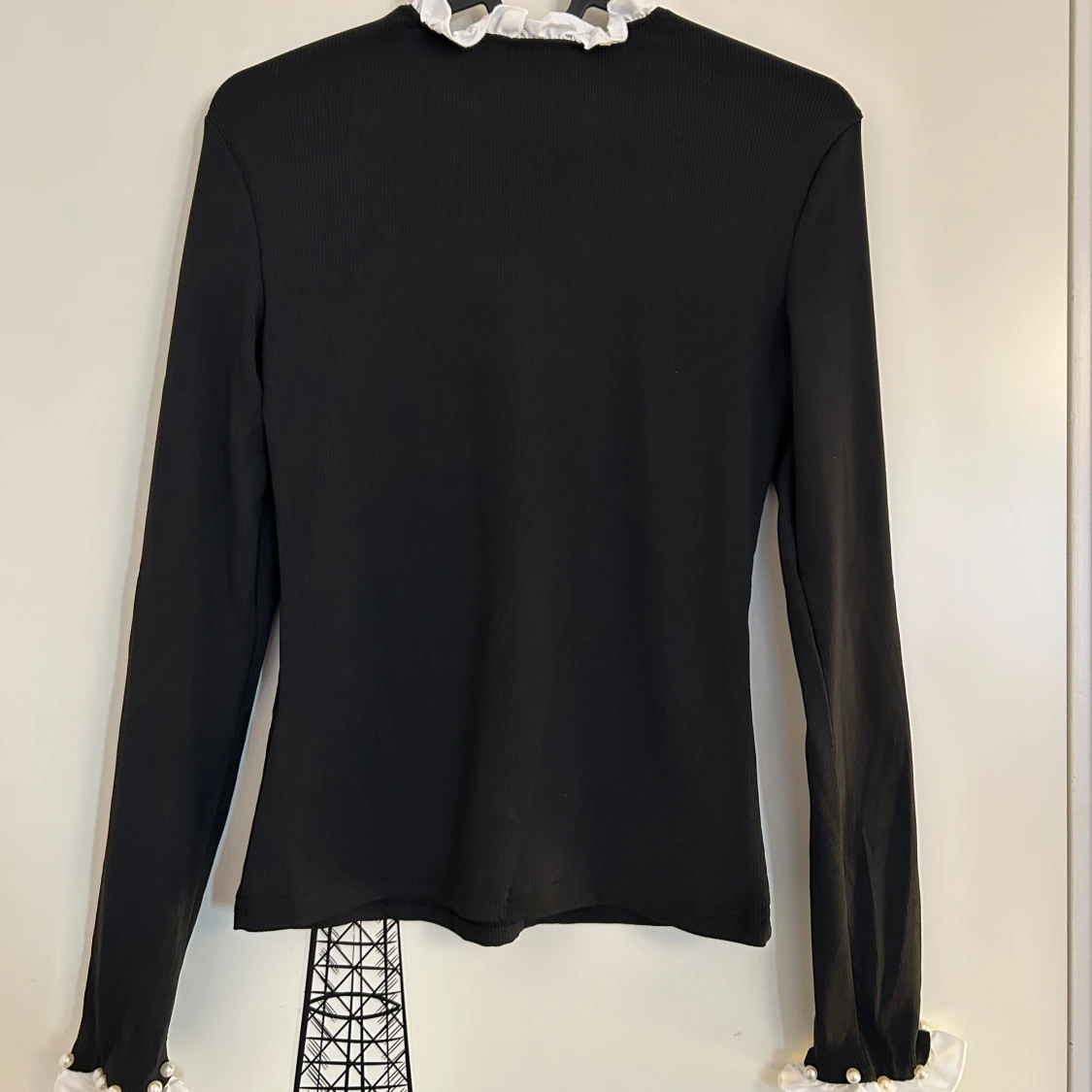 Svart långärmad topp med pärldetaljer från SHEIN  - 1