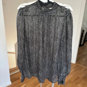 Mönstrat  blus  - Fint skick med guldknappar 