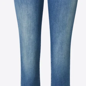 Ltb jeans low waist - Snygga blå jeans från Ltb i valerie modellen. Jeansen är sparsamt använda och har inga defekter. Storleken är 27/30.