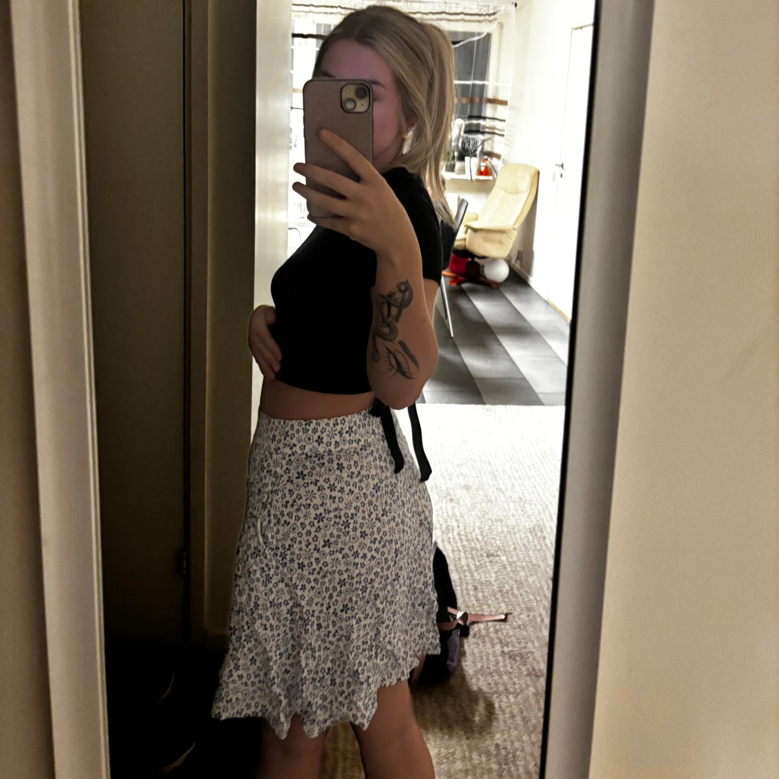 Blommig kjol med volang - 1