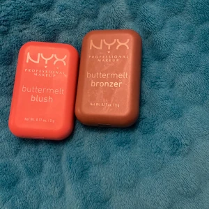 Buttermelt Blush och Bronzer från NYX - Säljer två sminkprodukter från NYX: en Buttermelt Blush i en livfull korallfärg och en Buttermelt Bronzer i en varm brun nyans. Båda kommer i praktiska små förpackningar på 5g vardera, perfekta för att ta med i väskan. Säljer dem för ett jättebra pris 2 för 50kr💕 Har inte använt dem så länge.
