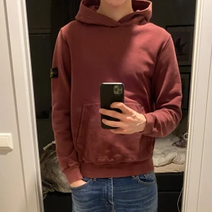 Stone island hoodie - Riktigt fet stole island hoodie köpt på nk iGöteborg, den har storleken s sitter lite mer åt m hållet men  sitter riktigt bra på kroppen. Sjukt bra skick nästan som ny, nypris ligger runt 3000. Pris ej hugget i sten, skriv ifall du har några frågor eller funderingar. 💯