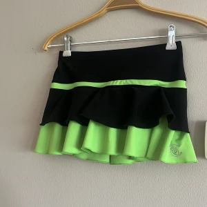 Konståknings kjol fårn Thuono  - Svart och limegrön tränings kjol med inbyggda shorts. Kjolen har en glittrig logga på sidan och är perfekt för träning. Thuono är ett Italienskt märke i storlek M ( liten i stolkekn) jag skulle säga att den passar XS eller mindre S, hör bara av er om frågor eller mått ✨🌸⛸️