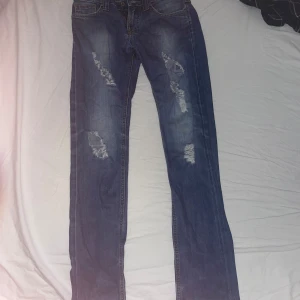 Nudie jeans - Säljer asfeta ljusblåNudie jeansen med riktigt najs tvätt! Det finns tecken på användning fast på ett riktigt fet sätt!🔥frågor och pris tas vid Dm