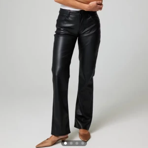 Svarta skinnbyxor - Säljer ett par trendiga läder byxor från bik bok då de har blivit för stora. De är supersnygga och går att matcha ihop med många snygga toppar. 