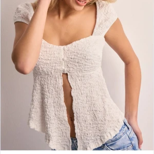 Vit topp från Gina Tricot - Säljer en söt vit topp från Gina Tricot med korta ärmar och en knäppning framtill. Nyskick❤️