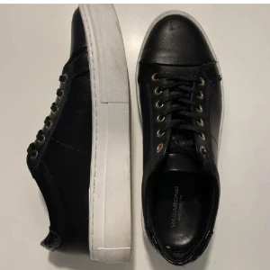 Perfekta vårskor från Vagabond - Snygga svarta sneakers från Vagabond med vit sula och snörning. Lite slitet bak på skon, se bild 3. Annars fina! Nypris 1200.