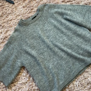 Grå stickad T-shirt  - Säljer denna stickade t-shirt från lager 157! Den har använts ganska mkt men är fortfarande i bra skick🥰Är i storlek xs