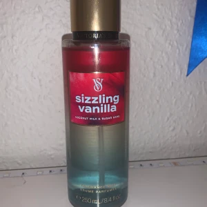 Victoria's Secret Bodymist - En bodymist från Victoria’s Secret i doften ”Sizzling Vanilla”, en somrig lukt av kokos och vanilj. Den är aldrig använd, säljer den då doften inte riktigt passade mig 🤍