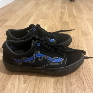Svarta och blå sneakers från Vans - Fint skick, pris kan sänkas vid snabb affär!