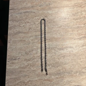 Cordell kedja - Säljer mitt cordel halsband i mycket bra skick. Förutom att den har en pytteliten defekt/märke vid låset kom dm vid bilder annars helt felfri. Vid snabb affär kan priset diskuteras!