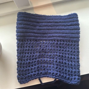 Mörkblå Virkad bandeu topp - Säljer den här sjukt fina bandeutoppen som jag köpte av en tjej här på Plick som virkade den själv, köpte för lite över 200💗Perfekt nu till sommaren