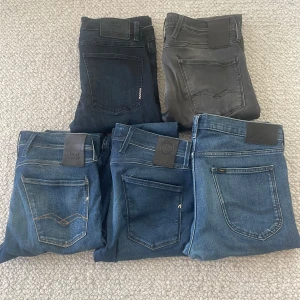 Olika jeansbyxor från olika märken - Säljer flera par jeansbyxor i olika nyanser av blått och grått. Märken inkluderar Neuw, Replay och Lee. Perfekta för en avslappnad stil med klassisk design och bekväm passform. Storlekar från W31-W33. Paket pris:2899!!💯💯Styckpris 759kr!!!