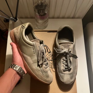 Militärgröna sneakers från Stone Island - Säljer dessa fräscha sneakers från stone island. Skorna är knappt använda som ni kan se på bilden. Nypriset på dessa ligger på 3050. Skorna är i storlek 45 men passar mig perfekt som har storlek 44 så dom passar dig som bär storlek 44:)). 