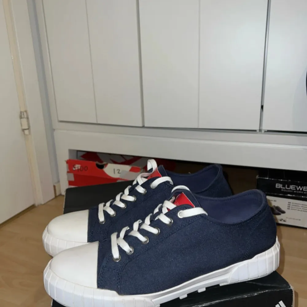 Storlek 44. Bekväma och stiliga. Dem är i jättebra skick. Jag har tyvärr inte kvar originalboxen. Pris:300kr Nypris 1399kr. Kengät.