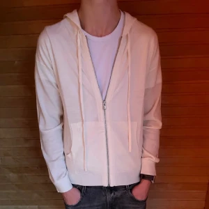 Zadig & Voltaire 100% Merinoull ”Amour” Zip-Up Hoodie - Säljer denna tvärfeta ”Amour” Zadig & Voltaire hoodien, nyskick endast blivit använd nån enstaka gång. Tags finns kvar. Tröjan är i 100% merinoull och är i storlek S. Nypris ligger runt 5000kr! Hör av er om ni har några frågor. MVH