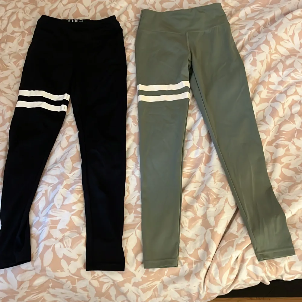 Säljer två par leggings från OTP Young i storlek 146/152. Ett par är svarta och det andra är gröna 💕. Farkut & Housut.