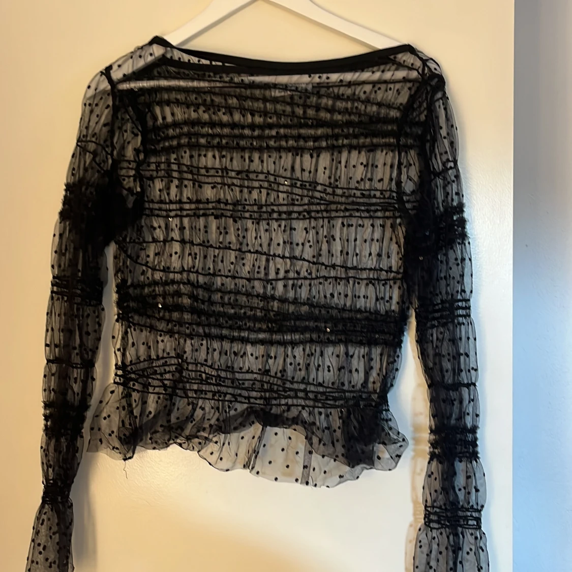 Svart transparent blus med prickar