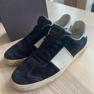 Valentino flycrew - ALLA NITAR KVAR! Säljer nu dessa tvärfeta valentino flycrews. Skick 8/10 - alla nitar kvar men de är ganska smutsiga, samt slitna på vissa ställen (bild kan fås privat). Storlek 44,5 - passar 44 och 45 mycket bra! Box ingår vid köp. Hör av er vid funderingar.