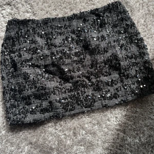 Svart paljettkjol från Boohoo - Snygg glitterkjol från Boohoo. Passar till festliga tillfällen eller till vardags! 💞Jag har bara använt den 1 gång, så den är som ny!