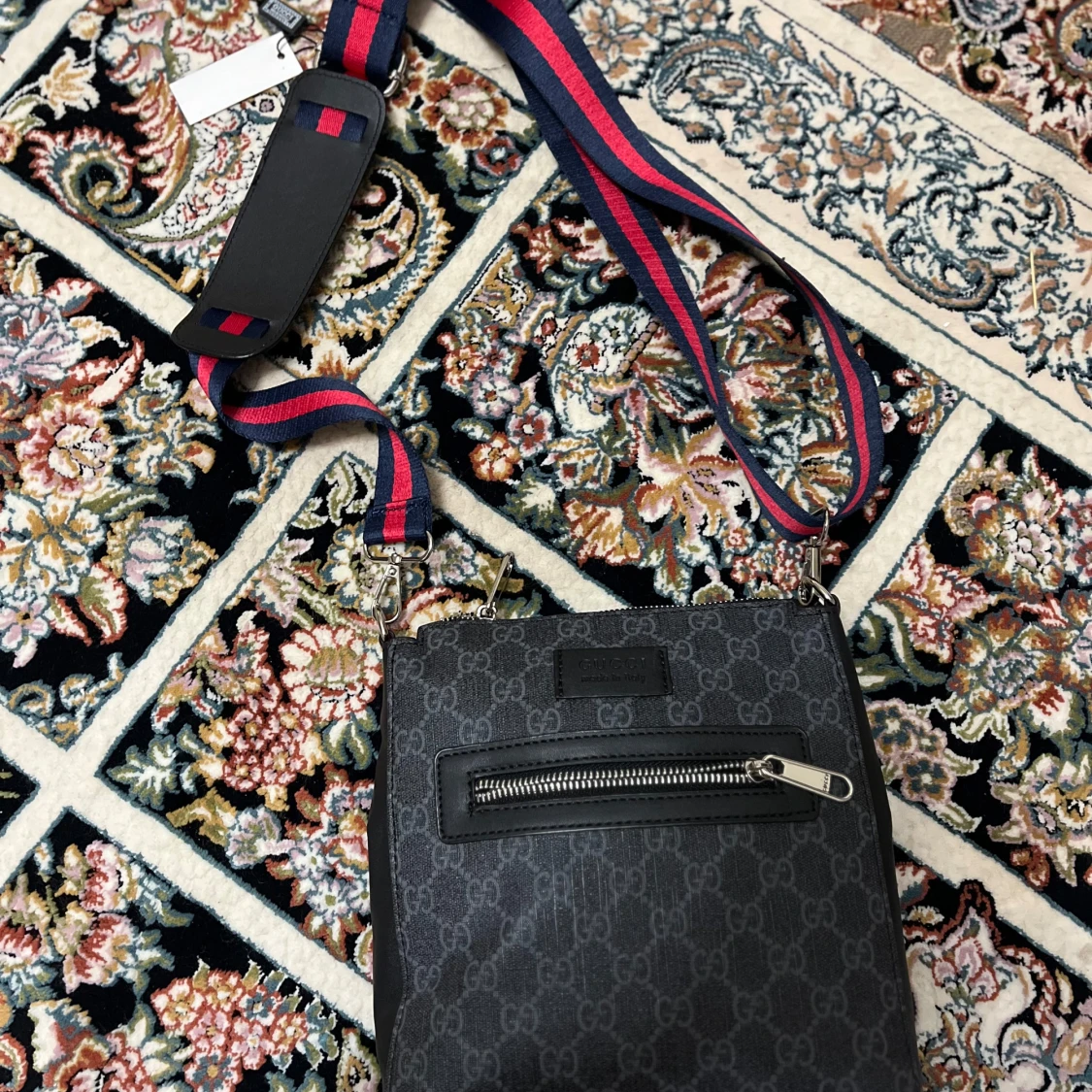 Svart axelväska med mönster