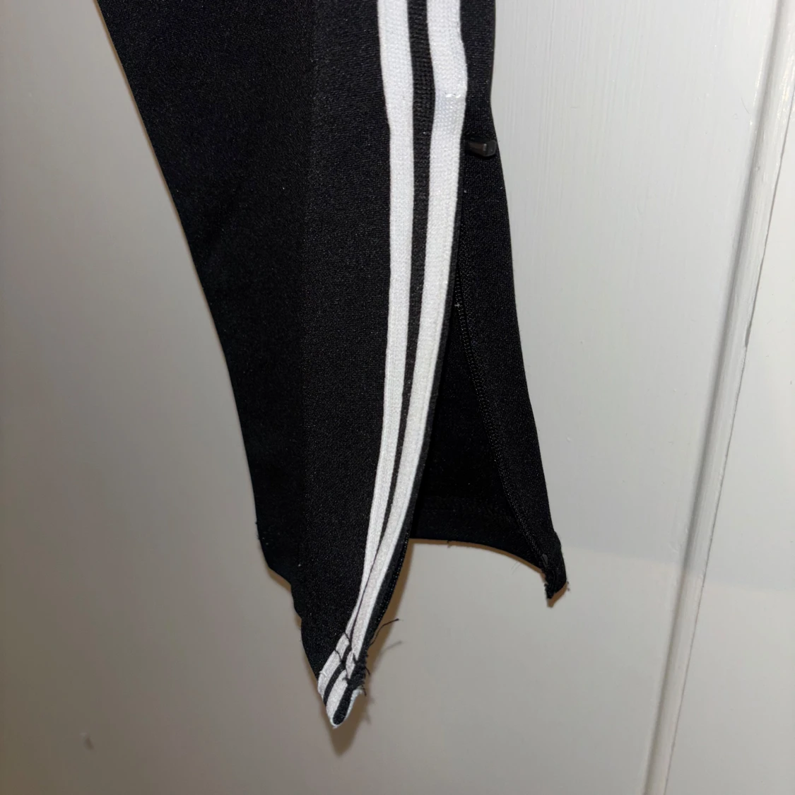 Svarta träningsbyxor med vita ränder - 2