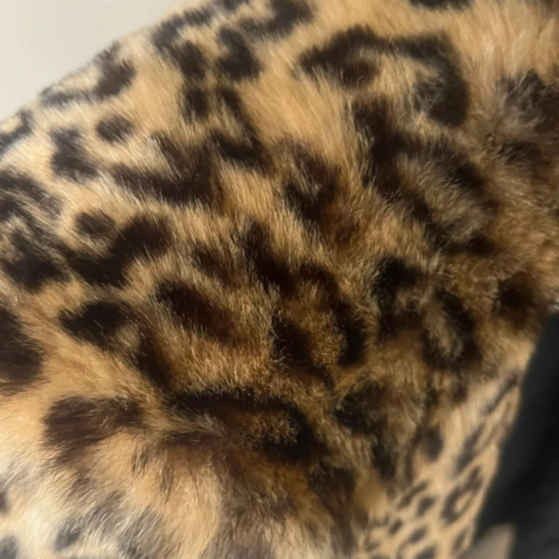 Leopardmönstrad pälsjacka - 2