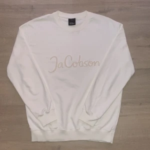 Oscar Jacobsson tröja - Säljer nu en schysst tröja från Oscar Jacobsson. Tröjan är i toppenskick 9/10, och inga defekter förekommer. Storlek Medium. Hör av dig vid intresse! 💫