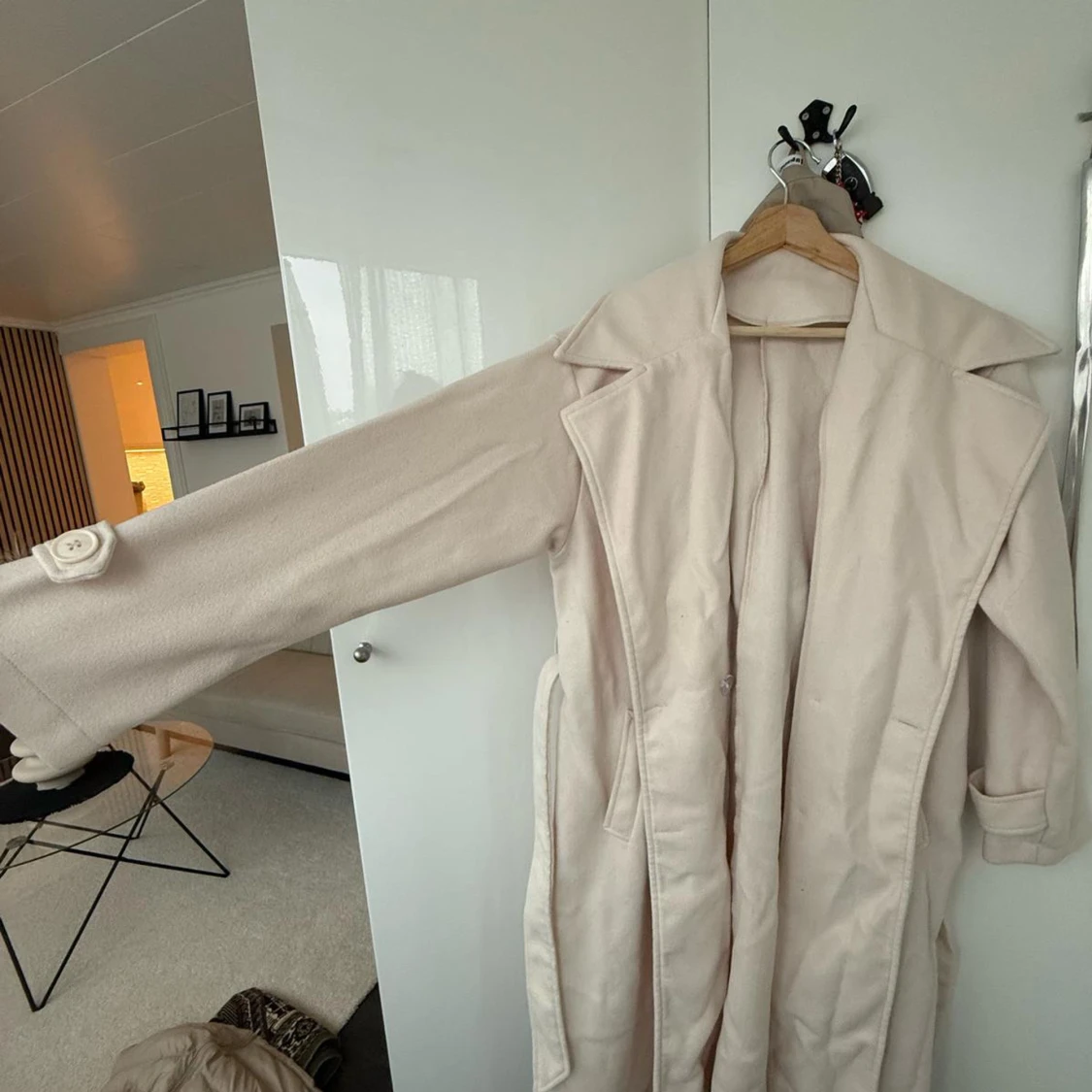 Beige kappa med bälte - 1