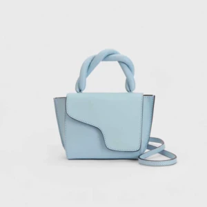 ATP mini bag - Säljer min montalbano ATP i ljusblå som ej finnas att köpa längre🩵I väldigt fint skick, som ny, nypriset är 3900kr🩵Hör av dig vid fler frågor!