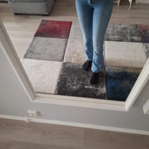 Bootcut jeans  - Bootcut jeans från gina tricot stl 158. De är väl använda och har tecken på det, De var Köpta utan hål, de är även hanska slitna där bak som man kan se på bilderna. Men annars är de fina, man kan även spänna in dem i midjan.