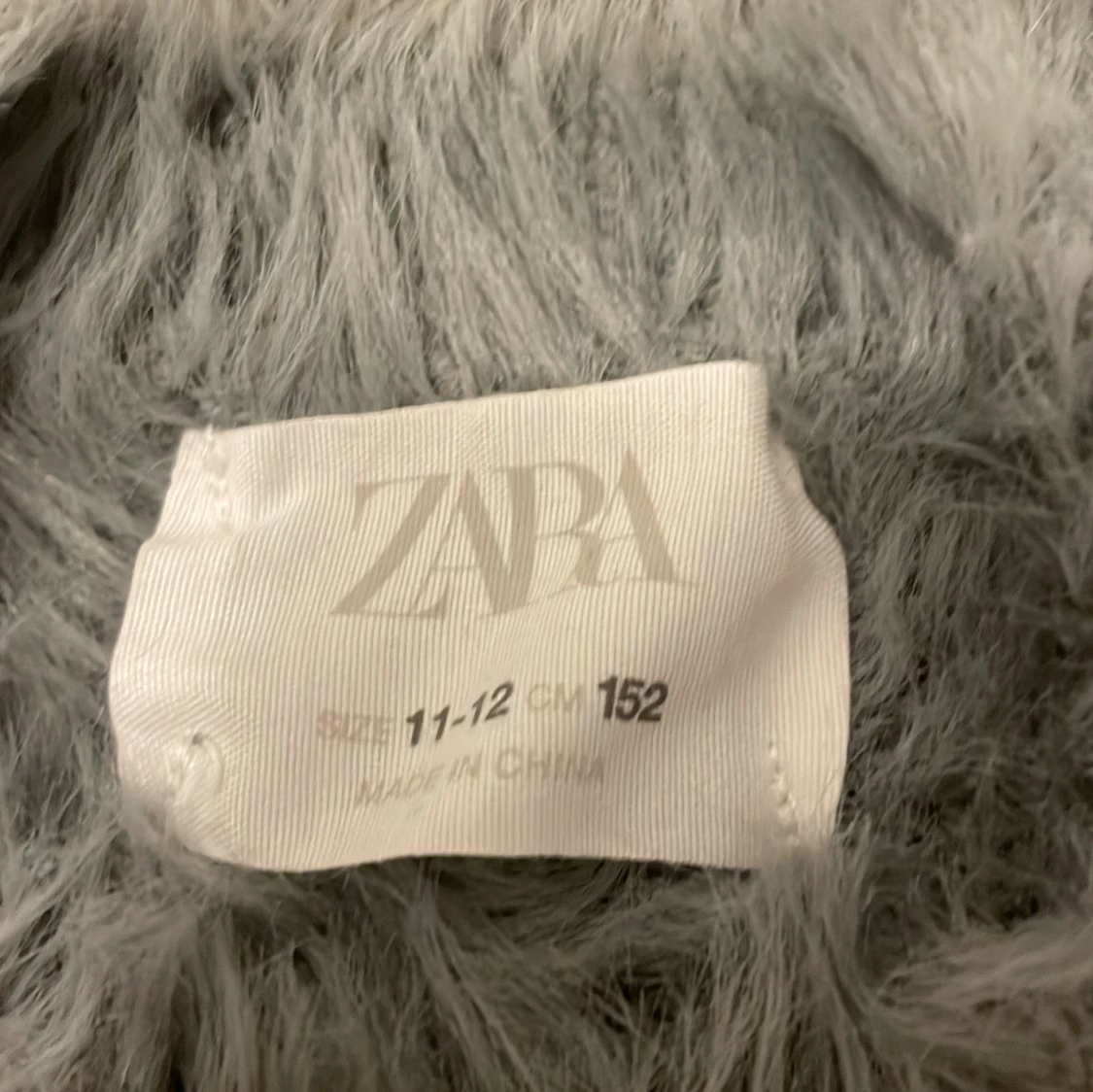 Grå fluffig tröja från Zara - 2