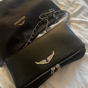 Zadig & voltarie väska (kvitto finns) - INTRESEEKOLL på min Zadig väska, som ny, lägg bud så får jag se om jag säljer 💓💓kommer inte sälja under 1500 kr, då nypris är 4000 kr