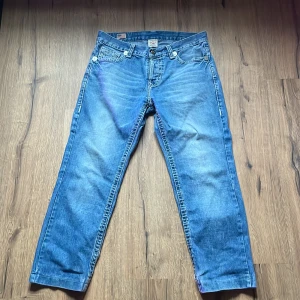 True religion jeans - Snygga blåa trueys storlek 34 lite baggy passar perfekt på mig 180cm