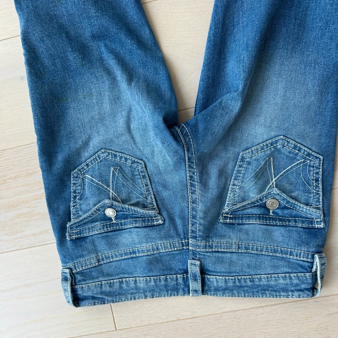 Blå bootcut jeans med slitningar - 1