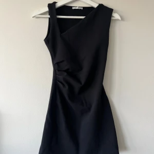 Svart klänning från Zara  - Säljer en svart figursydd klänning från Zara som ger en jättefin form. Köptes förra veckan och användes 1 kväll, tvättas innan köp 😊 nypris är 240 kr och den passar storlek xs/s