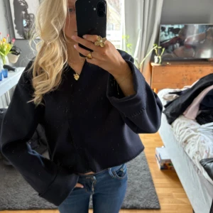 Blå filt jacka - fint skick och knappt använd 