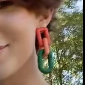 Artsy ler-örhänge - Säljer ett par unika örhängen i lera och 925 silver med stora länkar i rött och grönt. Perfekta för att ge en färgklick till din outfit. Lätta att bära och ett måste för den som älskar att sticka ut!