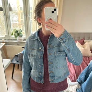 Snygg jeansjacka  - Så snygg jeansjacka som passar så bra till sommaren o våren 💕💕 Köpt i rom 