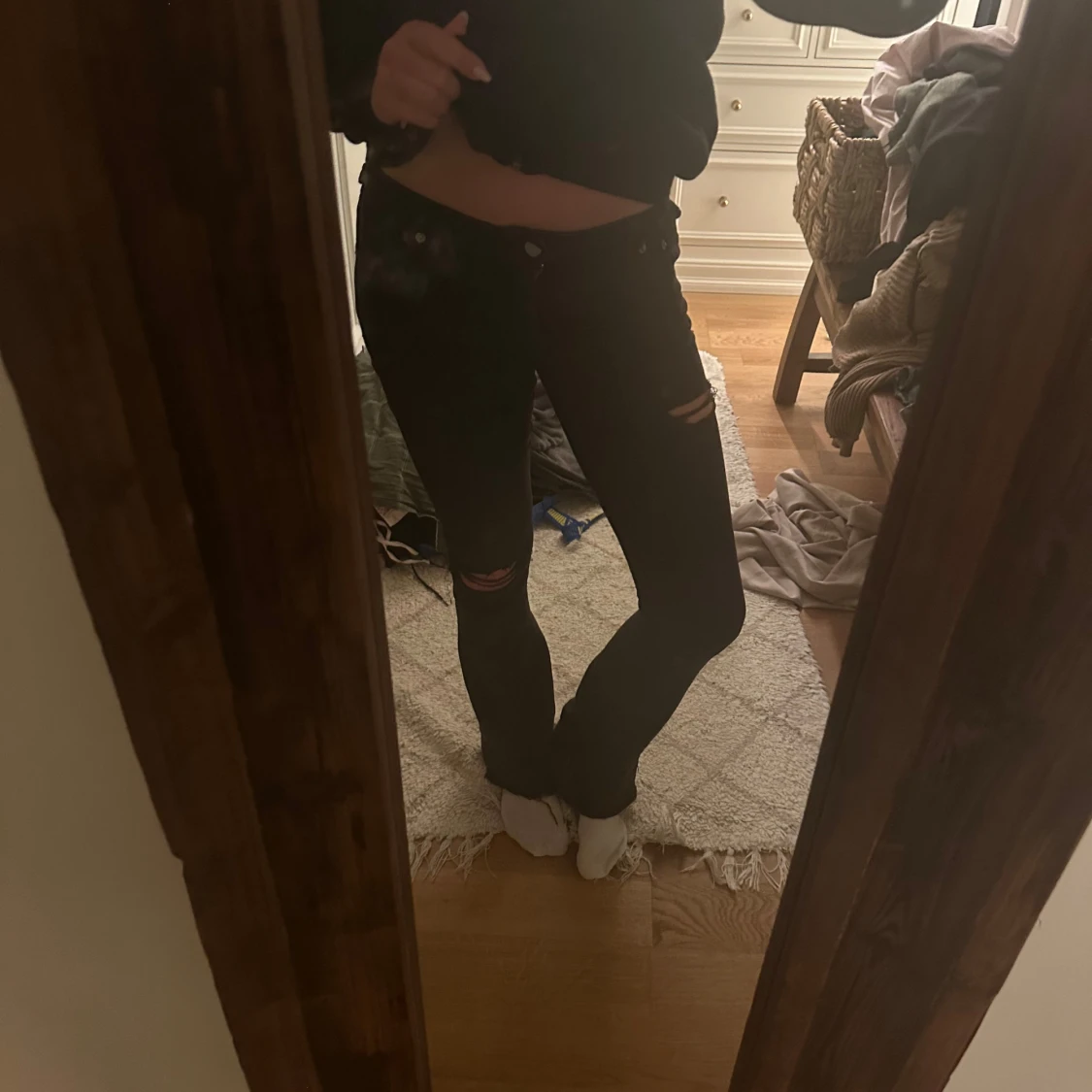 Svarta jeans med slitningar - 1