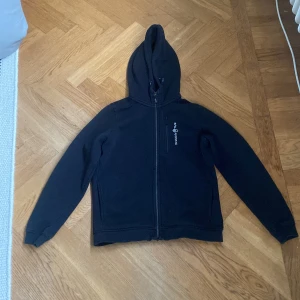 Sail raicing zip hoodie - Tja jag säljer denna svarta sail racing hoodien som har använts ett par gånger😄säljer den för att den inte passar mig längre