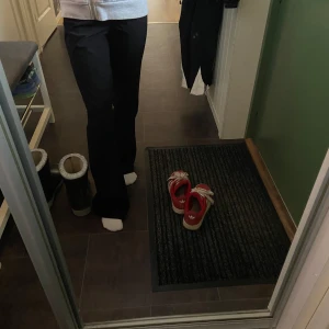 Svarta byxor från BikBok - Snygga svarta byxor från BikBok i storlek 34. De har en klassisk design med knappar i midjan och en stilren look. Perfekta för en chic och elegant stil.