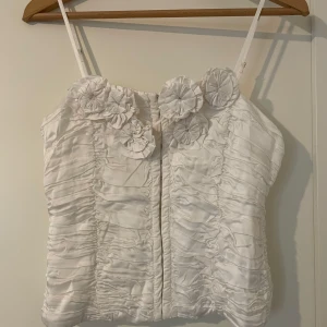 Vit topp - Säljer en helt ny supersöt vit topp från Zara🥰Storlek XS, aldrig använd, och har prislapp kvar💗