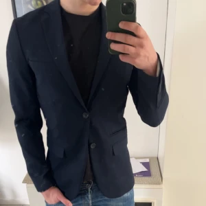 SELECTED/HOMME - Blazer - Säljer nu en riktigt go Blazer från SELECTED HOMME i färgen marinblå. Den är mycket bra skicka då den knappt är använd. Det är storlek 44 och motsvarar XS-S. Jag köpte denna för 1499 kr i butik och säljer för endast 799 kr. Skriv om du har några frågor!!