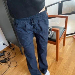 Nya Skagen Clothing byxor - Linnebyxor i mörkblå färg, nya med tags. Är lite osäker om jag vill sälja, nypris runt 1000kr.