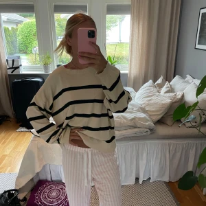 Randig stickad tröja - Säljer denna randiga stickade tröjan i beige och svart. Tröjan är från Neo Noir och i väldigt fint skick! Perfekt en sommarkväll. Pris kan diskuteras!!