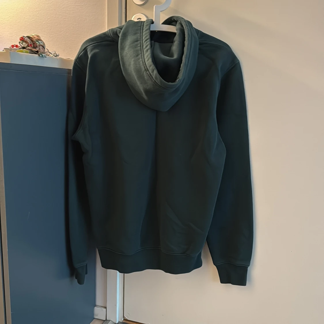 Mörkgrön hoodie från GANT - 1