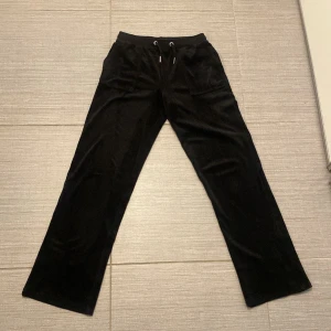Juicy couture byxor - Ett par sköna och snygga byxor ifrån juicy couture. Perfekta till en myskväll eller för att ha en snygg men skön stil. Är i storlek 12-13 år men passar storlek XS.