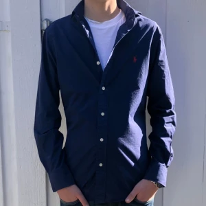 Mörkblå Ralph Lauren Skjorta S - Säljer denna tvärfeta Mörkblåa Ralph lauren skjortan | Storlek: S | Skick: 8,5/10 | frakten sker på köparens bekostnad via Instabox eller PostNord! | Hör av dig vid frågor eller funderingar. // A.Resell