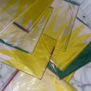 Oöppnade kurdiska flaggor  - Säljer kurdiska flaggor man kan ha när man springer ut nu i stunden dom är helt oöppnade direkt från Kurdistan säljer styck inte alla tillsammans men ifall du är intresserad av att köpa alla är det bara att säga till 